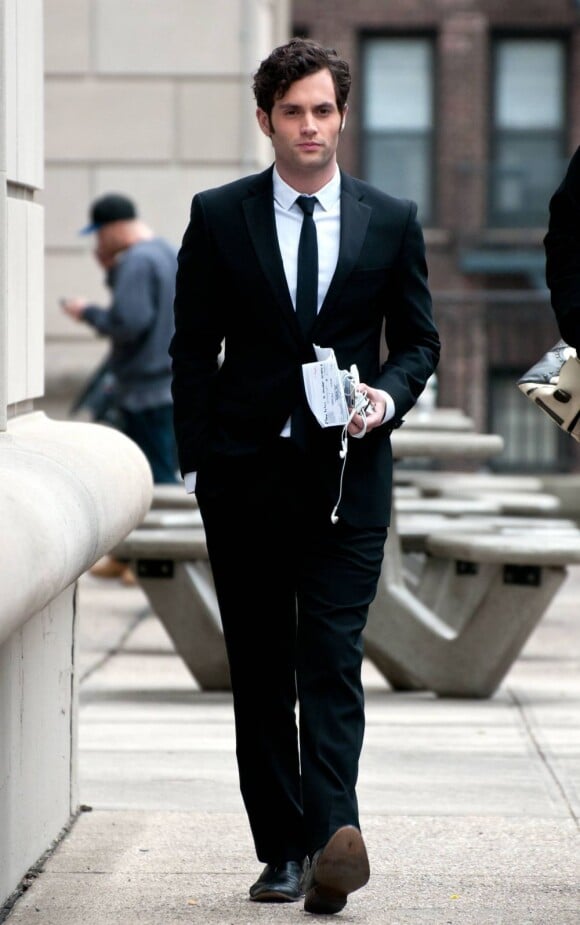 Penn Badgley dans les rues de New York durant le tournage de Gossip Girl le 9 mars 2011