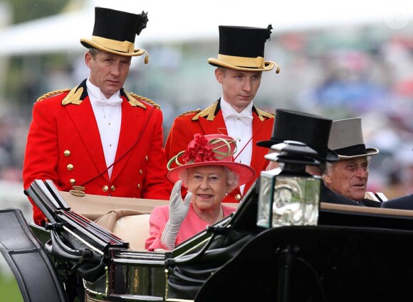 Royal Ascot 2011, jour 3, jeudi 16 juin 2011. Total look rose pour la reine Elizabeth II, accompagnée par son époux le duc d'Edimbourg, et qui honore de belle manière la "journée des femmes".
Pour le traditionnel Ladies' Day du jeudi (qui tombait cette année un 16 juin), ces dames ont répondu au rendez-vous.