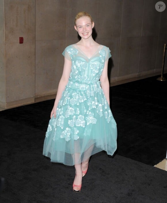 Elle Fanning lors des Women in Film Awards 2011, dans l'enceinte du Beverly Hilton Hotel de Los Angeles, le 16 juin 2011.