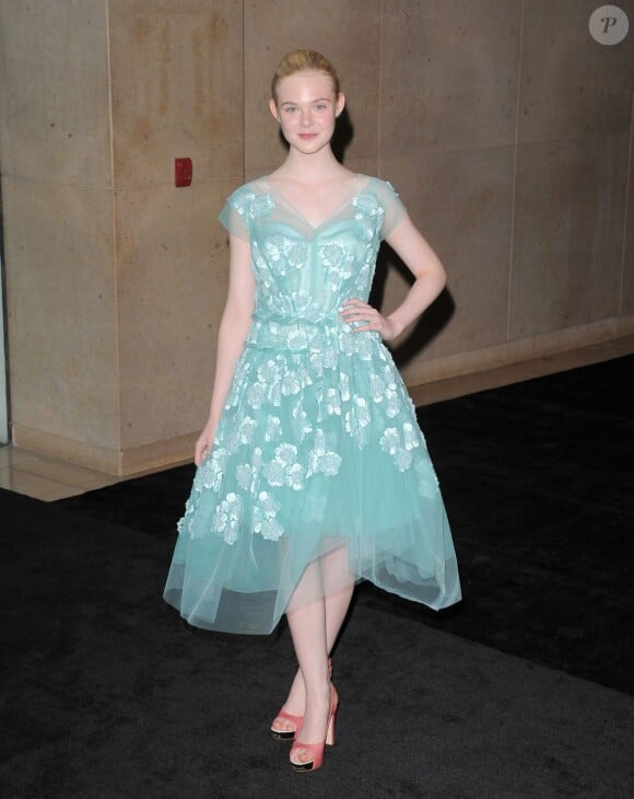 Elle Fanning lors des Women in Film Awards 2011, dans l'enceinte du Beverly Hilton Hotel de Los Angeles, le 16 juin 2011.