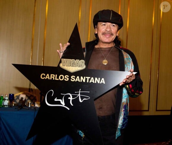 Chaud le T-Shirt transparent ! Carlos Santana était intronisé sur le Walk Of Fame de Moscou le 16 juin 2011.