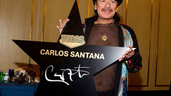 Carlos Santana ose le T-Shirt transparent... ¡ Ay, caramba !