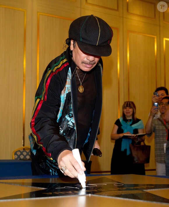 Carlos Santana signe son étoile pour le Walk Of Fame de Moscou le 16 juin 2011.