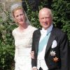 Moment solennel : le prince Richard de Sayn-Wittgentein-Berleburg mène sa fille la princesse Nathalie à l'autel, le 18 juin 2011.