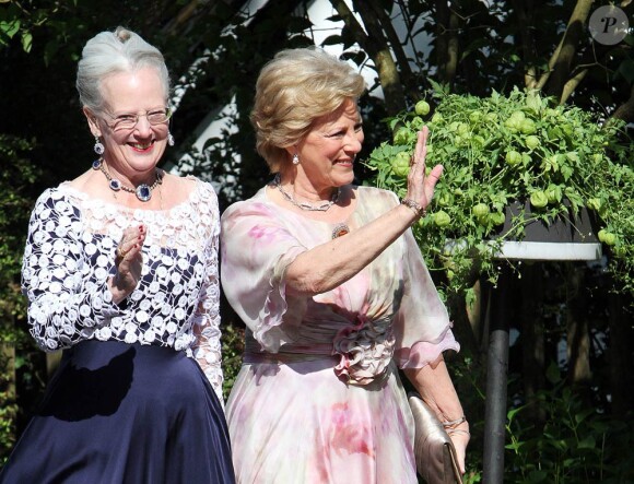 La reine Margrethe de Danemark et sa soeur la reine Anne-Marie de Grèce assistaient, le 18  juin 2011, au mariage  religieux de leur nièce la princesse Nathalie de  Sayn-Wittgenstein-Berleburg et  d'Alexander Johanssmann, en l'église  protestante de Bad Berleburg, en  Allemagne.