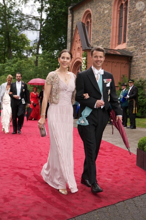 La princesse Mary et le prince Frederik de Danemark assistaient, le 18 juin 2011, au mariage religieux de la princesse Nathalie de Sayn-Wittgenstein-Berleburg et d'Alexander Johanssmann, en l'église protestante de Bad Berleburg, en Allemagne.