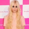 Taylor Momsen affiche un look étonnament sage mais affirme tout de même son goût pour le trash avec son maquillage et ses accessoires. Tokyo, 18 juin 2011