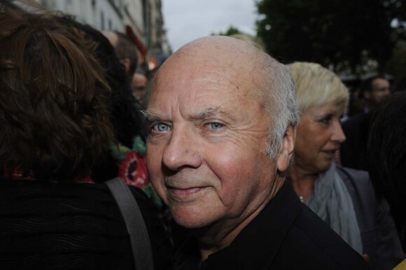 Michou fête son 80e anniversaire au Trianon à Paris, le 20 juin 2011, avec Mgr Jacques Gaillot.