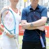 Et pendant ce temps-là, Monica Seles et Jim Courier font la promo du tournoi de Wimbledon... à New York, au Rockefeller Center.