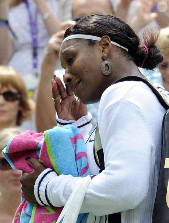 Pour son entrée en lice à Wimbledon le 21 juin 2011, Serena Williams, tenante du titre qui n'a quasiment pas joué depuis son sacre de 2010, est difficilement venue à bout d'Aravane Rezaï et a craqué, sous le poids de l'émotion...