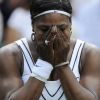Pour son entrée en lice à Wimbledon le 21 juin 2011, Serena Williams, tenante du titre qui n'a quasiment pas joué depuis son sacre de 2010, est difficilement venue à bout d'Aravane Rezaï et a craqué, sous le poids de l'émotion...