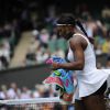 Pour son entrée en lice à Wimbledon le 21 juin 2011, Serena Williams,  tenante du titre qui n'a quasiment pas joué depuis son sacre de 2010,  est difficilement venue à bout d'Aravane Rezaï et a craqué, sous le  poids de l'émotion...