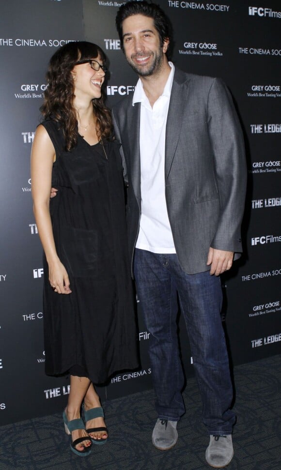 Les jeunes parents David Schwimmer et son épouse lors de la première de The Ledge à New York le 21 juin 2011