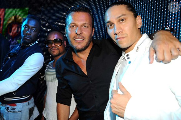 Will.i.am, Apl.de.ap et Taboo avec Jean-Roch au Vip Room Theater pour l'after-show du concert des Black Eyed Peas, à Paris, le 22 juin 2011.