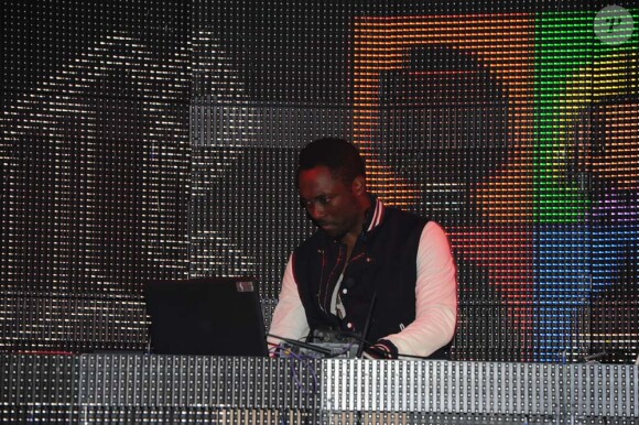 Will.i.am aux platines du Vip Room Theater pour l'after-show du concert des Black Eyed Peas, à Paris, le 22 juin 2011.