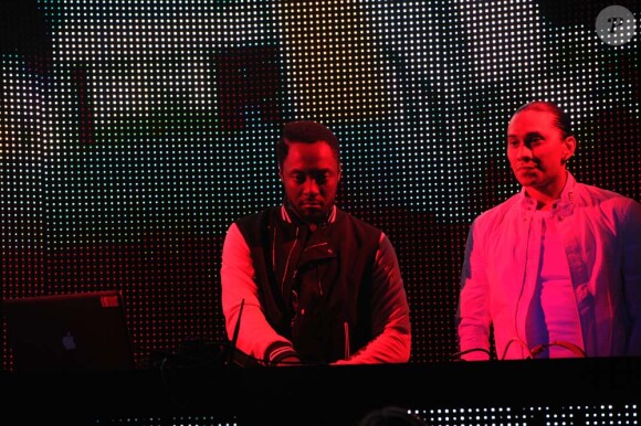 Will.i.am et Taboo aux platines du Vip Room Theater pour l'after-show du concert des Black Eyed Peas, à Paris, le 22 juin 2011.