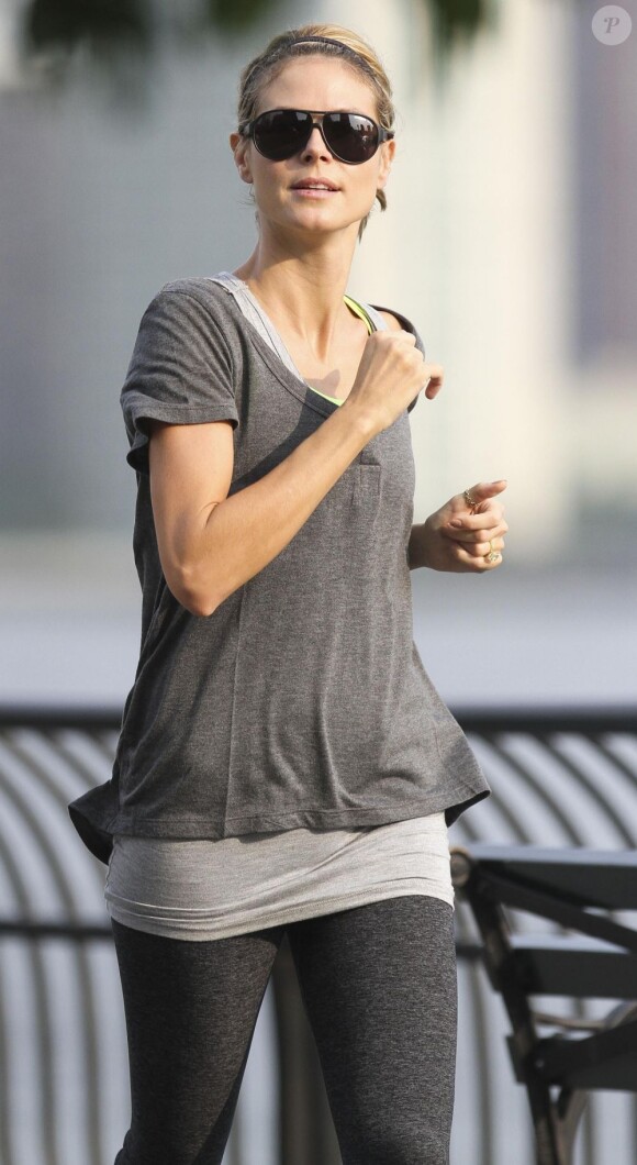 Heidi Klum dans les rues de New York en plein jogging le 22 juin 2011
