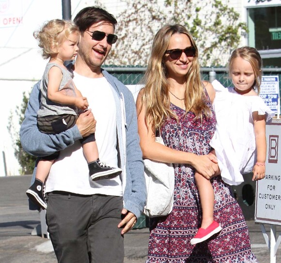 Tobey Maguire, Jennifer Meyer, et leur enfants à Los Angeles, le 26 septembre 2010.