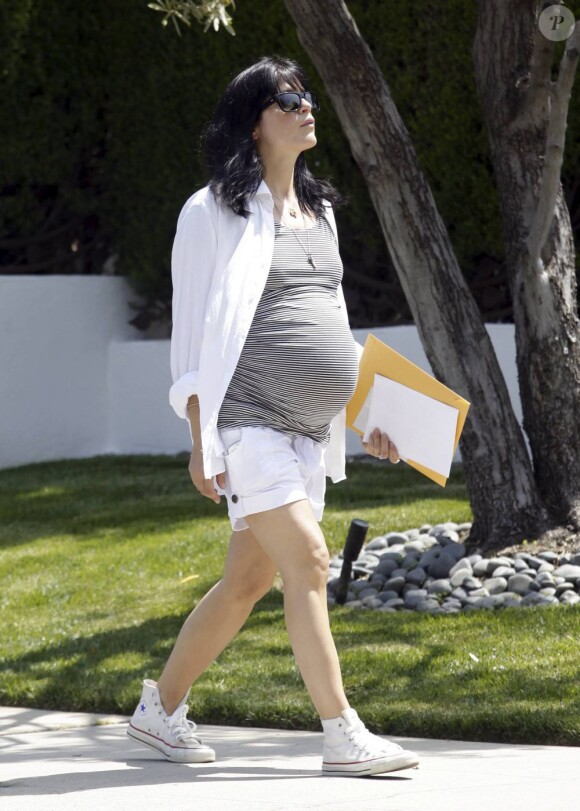 Selma Blair affiche son ventre plus qu'arrondi... A quand l'accouchement ? Los Angeles, le 23 juin 2011