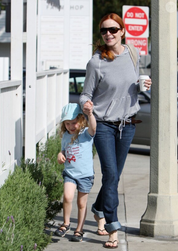 Marcia Cross accompagnée d'Eden, toute de bleu vêtue en plein shopping à Brentwood, Los Angeles, le 23 juin 2011.