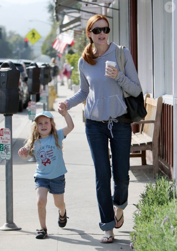Marcia Cross accompagnée de sa fille Eden, âgée de 4 ans, en plein shopping à Brentwood, Los Angeles, le 23 juin 2011.