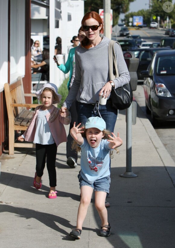 Marcia Cross accompagnée de ses jumelles Eden et Savannah, âgées de 4 ans, en plein shopping à Brentwood, Los Angeles, le 23 juin 2011. Eden fait le pitre. 