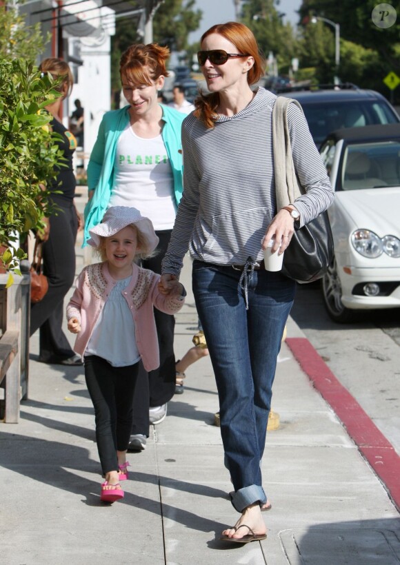 Marcia Cross accompagnée de Savannah, âgée de 4 ans, en plein shopping à Brentwood, Los Angeles, le 23 juin 2011.