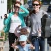 Marcia Cross accompagnée de ses jumelles Eden et Savannah, âgées de 4 ans, en plein shopping à Brentwood, Los Angeles, le 23 juin 2011.