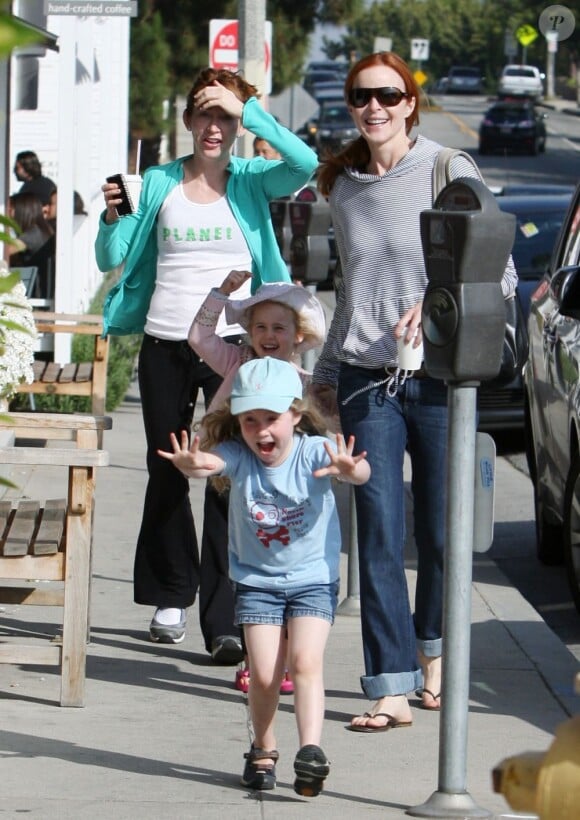 Marcia Cross accompagnée de ses jumelles Eden et Savannah, âgées de 4 ans, en plein shopping à Brentwood, Los Angeles, le 23 juin 2011.