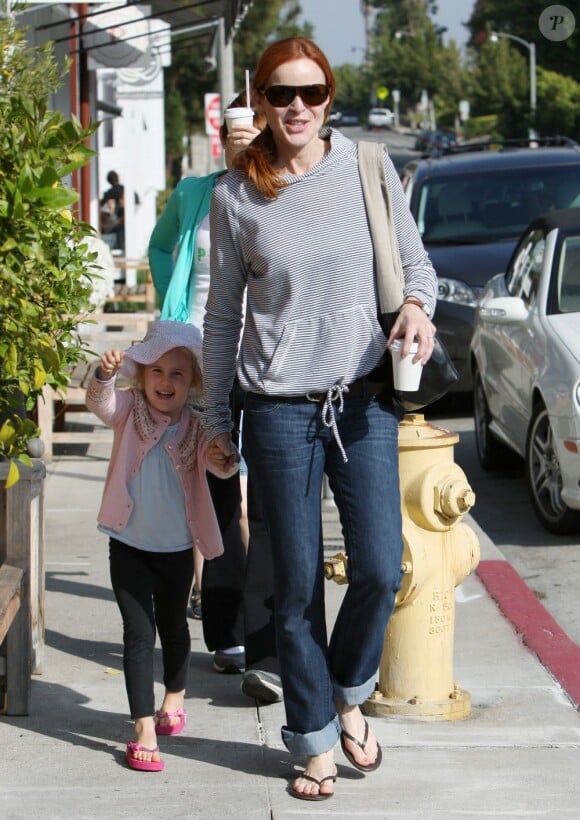 Marcia Cross accompagnée et sa petite Savannah, très féminine, en plein shopping à Brentwood, Los Angeles, le 23 juin 2011.