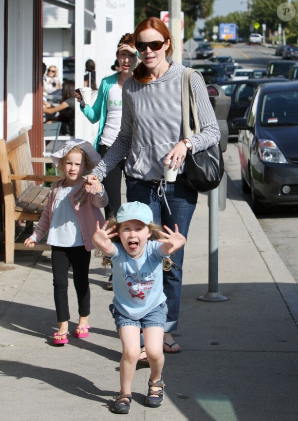 Marcia Cross accompagnée de ses jumelles Eden et Savannah, âgées de 4 ans, en plein shopping à Brentwood, Los Angeles, le 23 juin 2011. Savannah est aussi calme qu'Eden est agitée. 