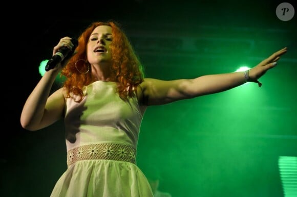 Katy B lors du Festival de Glastonbury, en Angleterre, le 24 juin 2011.
