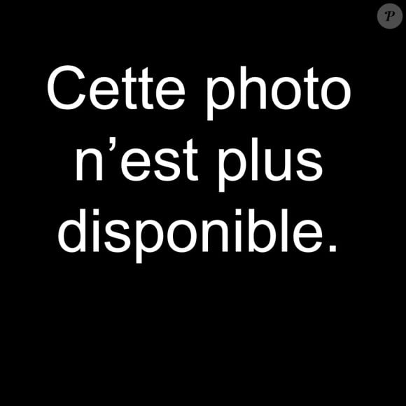 Ryan Golsing quitte sa maison pour se rendre à l'aéroport de Los Angeles avec son assistante le 17 juin 2011. Il n'est pas très galant et laisse tout porter à son assistante. 