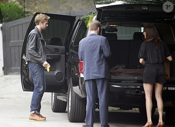 Ryan Golsing quitte sa maison pour se rendre à l'aéroport de Los Angeles avec son assistante le 17 juin 2011.