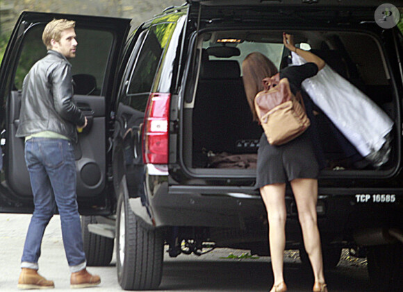 Ryan Golsing quitte sa maison pour se rendre à l'aéroport de Los Angeles avec son assistante le 17 juin 2011.