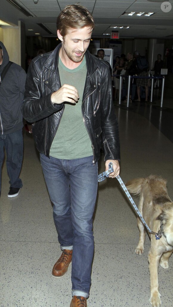 Ryan Gosling et son chien arrivant à l'aéroport de LAX le 17 juin 2011.