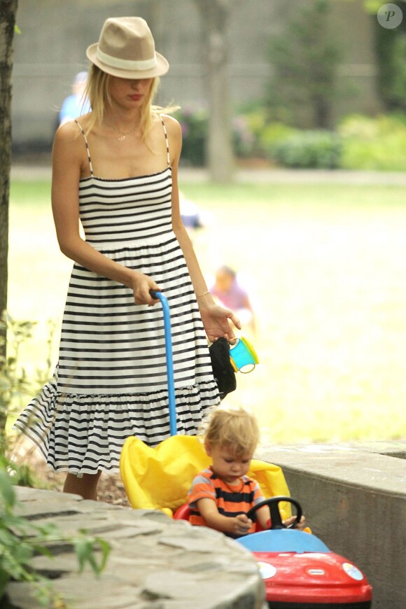 Karolina Kurkova et son fils Tobin dans un parc de New York le 26 juin 2011