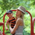 Karolina Kurkova et son fils Tobin dans un parc de New York le 26 juin 2011