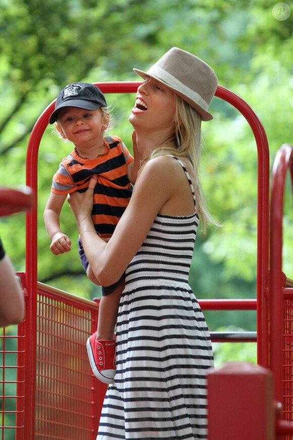 Karolina Kurkova et son fils Tobin dans un parc de New York le 26 juin 2011