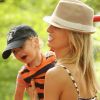 Tendre moment de complicité entre Karolina Kurkova et son fils Tobin dans un parc de New York le 26 juin 2011