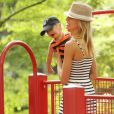 Tendre moment de complicité entre Karolina Kurkova et son fils Tobin dans un parc de New York le 26 juin 2011