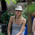 Karolina Kurkova et son fils Tobin dans un parc de New York le 26 juin 2011