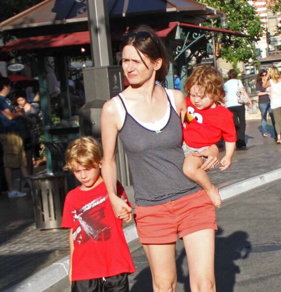 Emily Mortimer s'offre une séance de shopping avec ses deux enfants, Samuel, 7 ans,  et May Rose, 1 an et demi. Los Angeles, 27 juin 2011