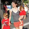 Emily Mortimer s'occupe à merveille de ses deux enfants, Samuel et May Rose qu'elle a eus avec le séduisant Alessandra Nivola. Los Angeles, 27 juin 2011