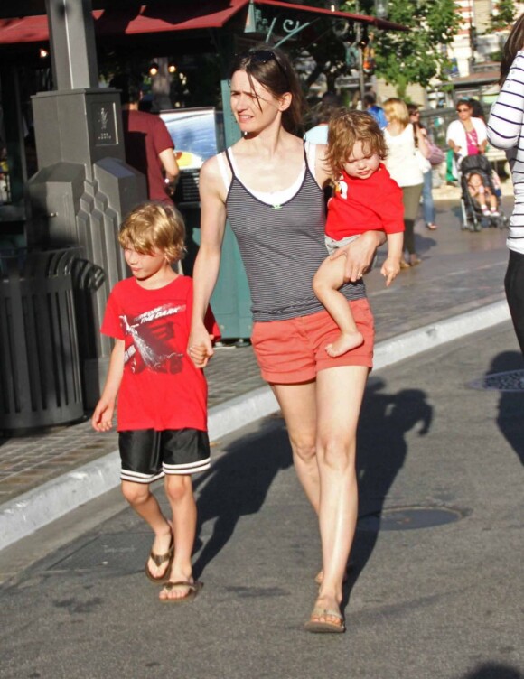 Emily Mortimer s'occupe à merveille de ses deux enfants, Samuel et May Rose qu'elle a eus avec le séduisant Alessandra Nivola. Los Angeles, 27 juin 2011