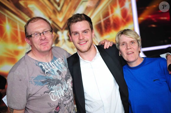 La finale de X Factor a vu la victoire surprise de Matthew Raymond-Barker sur Marina D'Amico. L'Anglais, quelques instants après son sacre, savoure en retrouvant ses parents, venus spécialement.