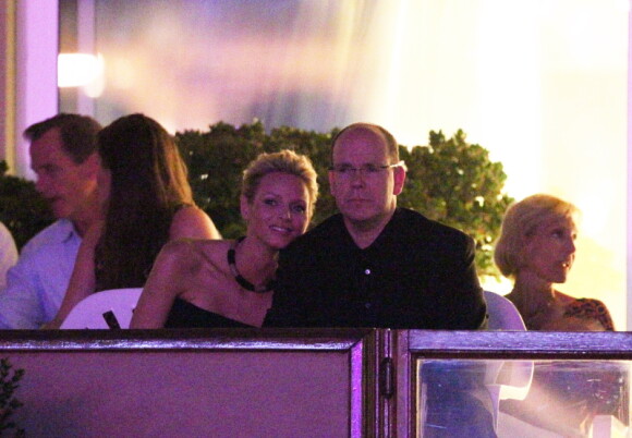 Charlene et Albert II extrêmement complices lors du concert des Eagles, au Stade Louis-II, à Monaco, le 30 juin 2011.