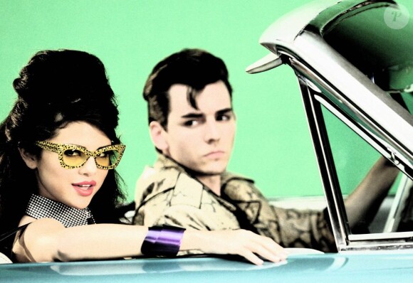 Selena Gomez, à bord d'un cabriolet so 70's, sur le tournage de son clip I love you like a love song, en mai 2011.