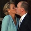 Un bref baiser au balcon du Palais Princier : le prince Albert de Monaco et la princesse Charlene, mariés depuis quelques minutes, offrent leur amour à leurs sujets, le 1er juillet 2011.
Un baiser plus proche de celui, emprunté, de Charles et Diana, que de celui, tendre et complice, de William et Kate...