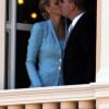 Un bref baiser au balcon du Palais Princier : le prince Albert de Monaco et la princesse Charlene, mariés depuis quelques minutes, offrent leur amour à leurs sujets, le 1er juillet 2011.
Un baiser plus proche de celui, emprunté, de Charles et Diana, que de celui, tendre et complice, de William et Kate...